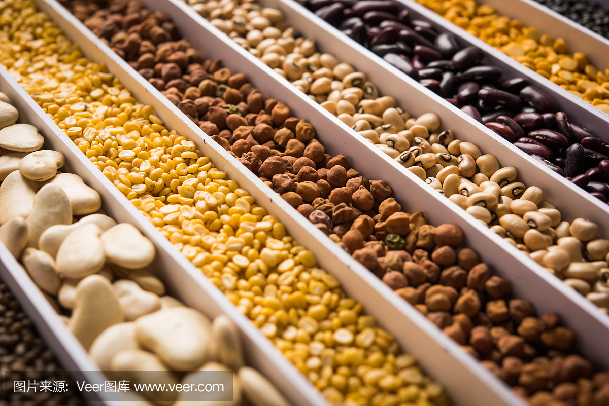 印度豆,豆类,扁豆,大米和小麦谷物在一个白色盒子与细胞或条,选择性焦点。